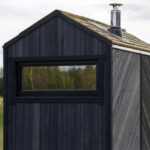 Sauna Alice takaapäin panoraamaikkunalla