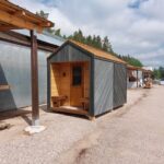 Sauna Alice edestä katetulla sisäänkäynnillä