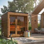 Sauna Arlen Premium lämpöpuuviimeistelyllä ja sähkökiukaalla terassilla