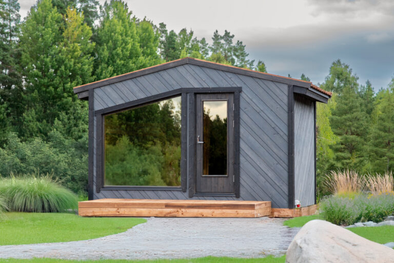 Sauna Maria tummalla puuverhouksella ja suurella panoraamaikkunalla