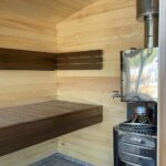 Sauna Marian sisätila, lauteet ja puukiuas